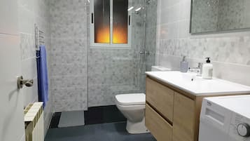 Ducha, secador de pelo y toallas