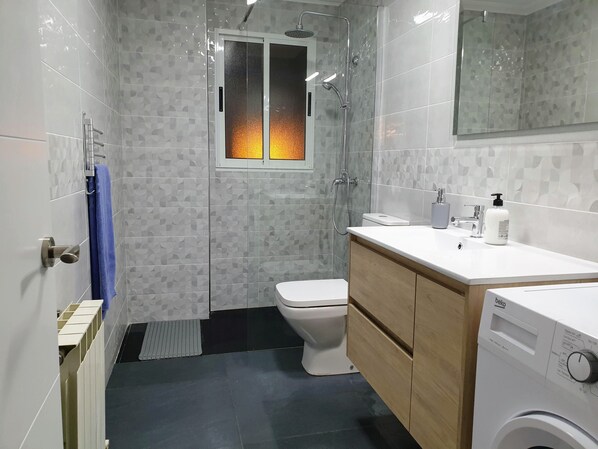 Shower, hair dryer, towels - VUT. 1963.AS (Avilés)