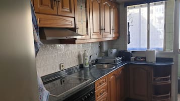 Frigorífico, microondas, horno y placa de cocina