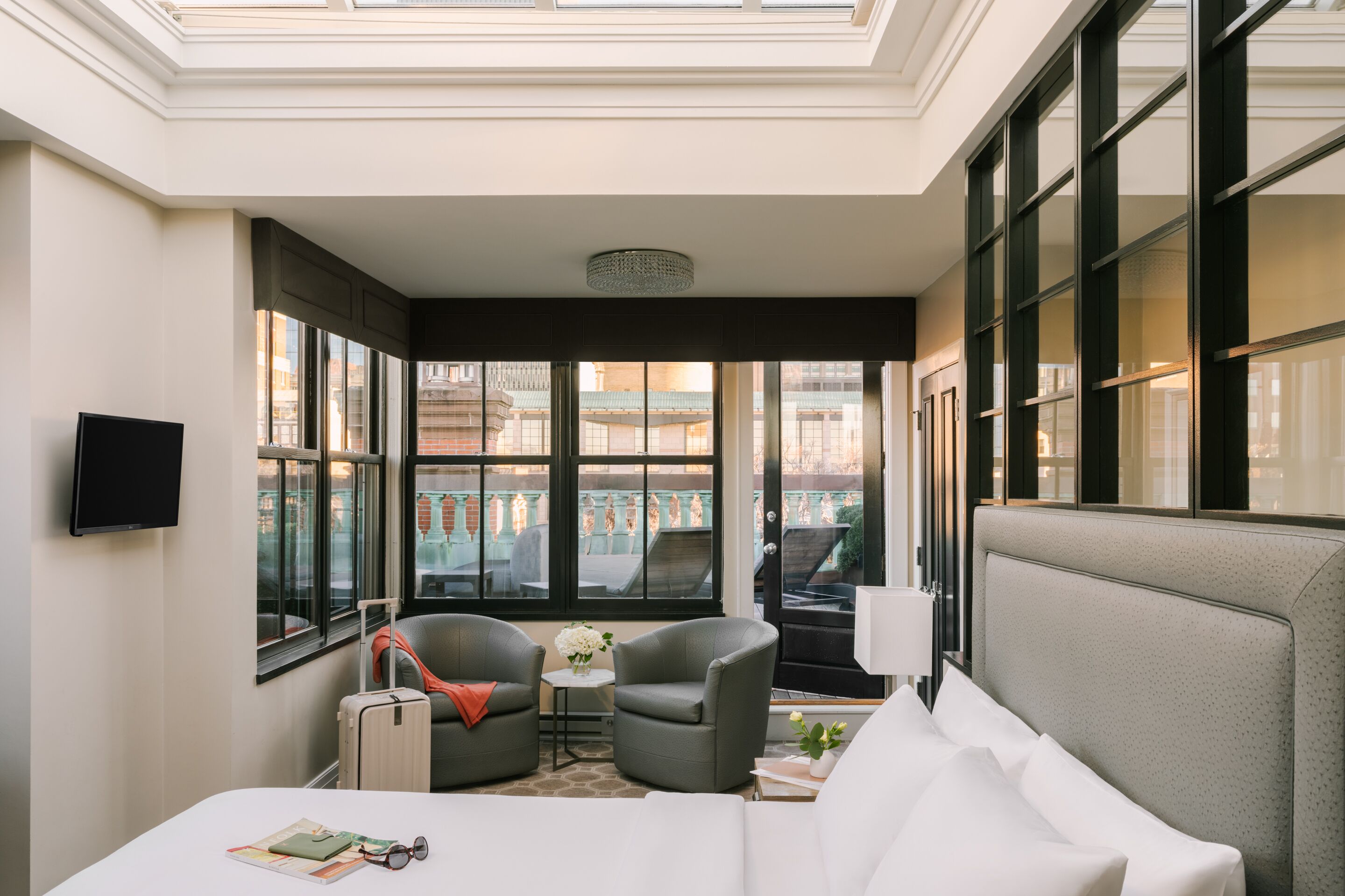 No. 284 powered by Sonder | Stellar Queen Room+ w/ Balcony