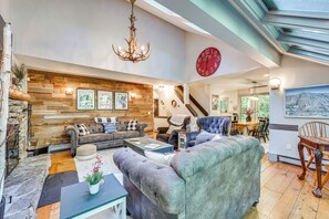 TV, fireplace - Vermont Mountain Retreat: The Antler House (Plymouth)