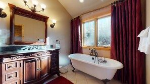 Combined shower/bathtub, towels