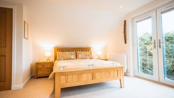 1 soverom, skrivebord, strykejern/-brett og reiseseng for barn