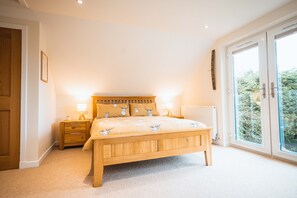 1 soverom, skrivebord, strykejern/-brett og reiseseng for barn