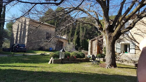 Mazet dans un hameau familial