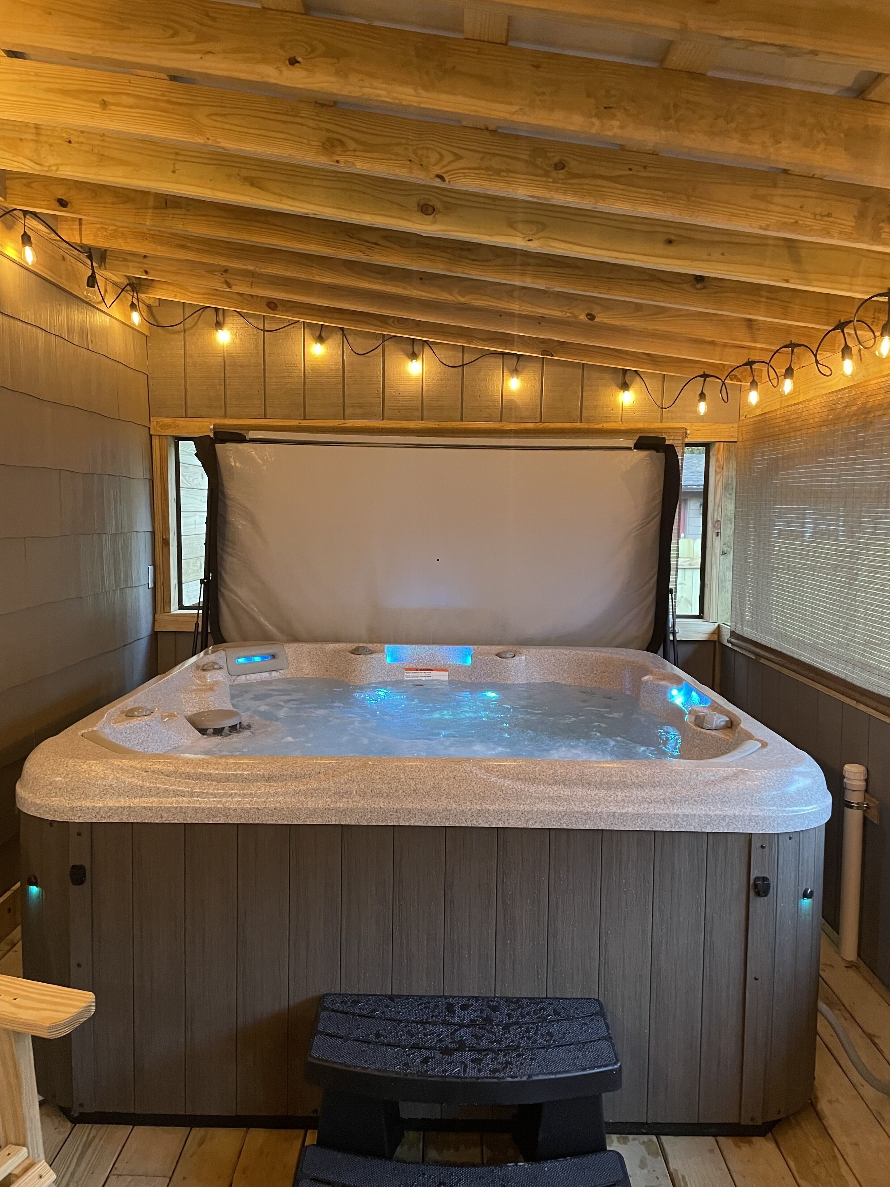 Cheerful 1br Cottage w/ HOT TUB