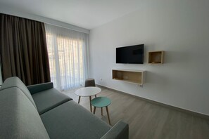 45-inch flat-screen TV with satellite channels, TV - Apartamentos Cordial Magec Taurito (Mogan)