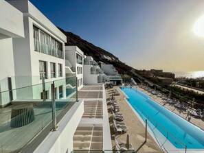 Outdoor pool, pool umbrellas, sun loungers - Apartamentos Cordial Magec Taurito (Mogan)