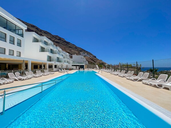 Piscina a l'aire lliure, para-sols i gandules 