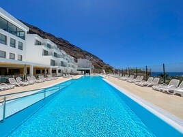 Outdoor pool, pool umbrellas, sun loungers