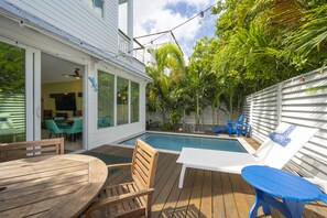 Outdoor dining - Green Goddess - Sunsets Included - 4BD/3Bath - 360° Rooftop - Private Pool (Key West)