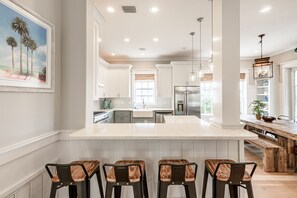 Uuni, liesi, astianpesukone, kahvin-/teenkeitin