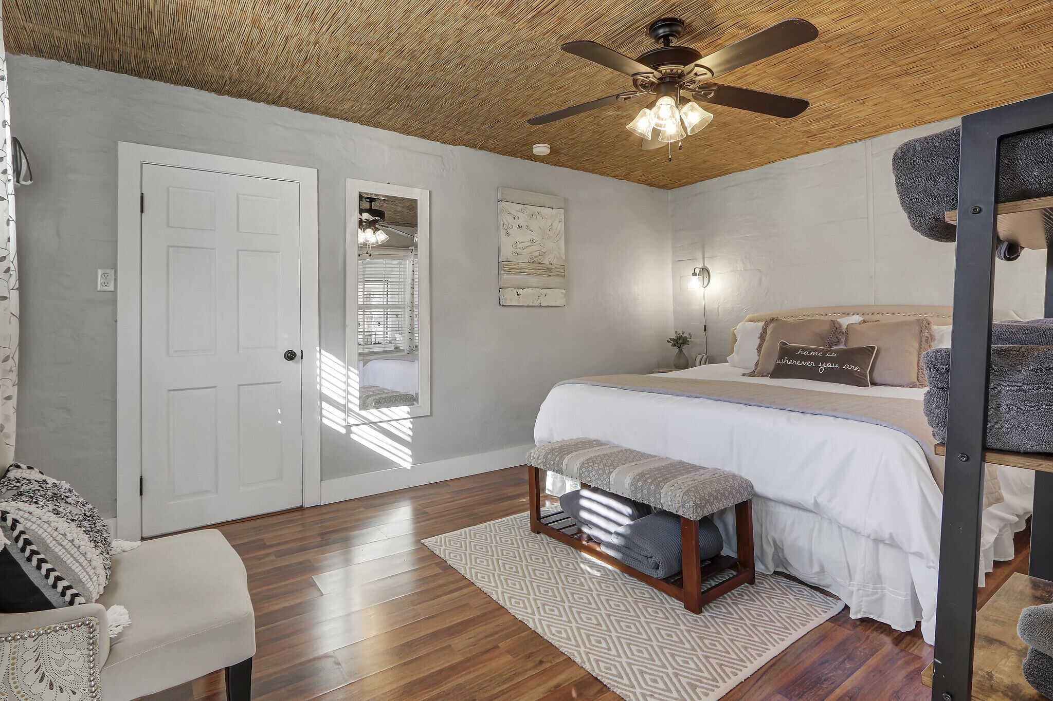 1 habitación, tabla de planchar con plancha, wifi y ropa de cama 