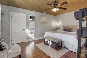 1 habitación, tabla de planchar con plancha, wifi y ropa de cama