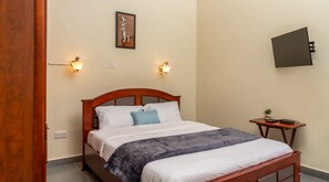 1 bedroom, desk, free WiFi, bed sheets - Fred-Winnie BnB (Kampala)