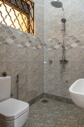 Shower, free toiletries, towels, soap - Fred-Winnie BnB (Kampala)