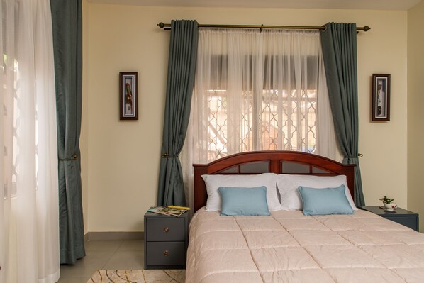 1 bedroom, desk, free WiFi, bed sheets - Fred-Winnie BnB (Kampala)