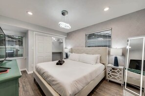 5 bedrooms, iron/ironing board, WiFi, bed sheets