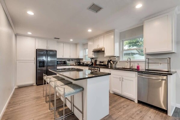 Jääkaappi, mikroaaltouuni, uuni, liesi