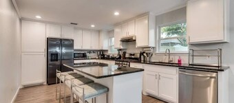 Luxury Home w/ Hot Tub near AT&T Stadium