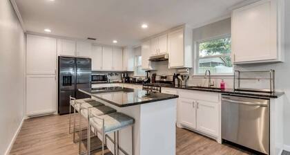 Luxury Home w/ Hot Tub near AT&T Stadium