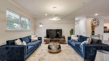 Een televisie, een stereo en een kantoor