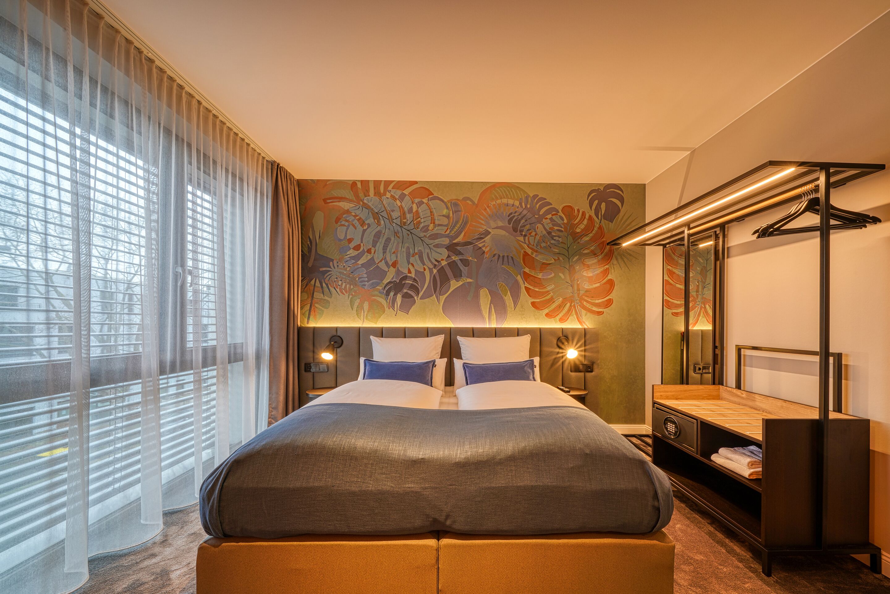 queen room | living area | flat-screen tv, heated floors