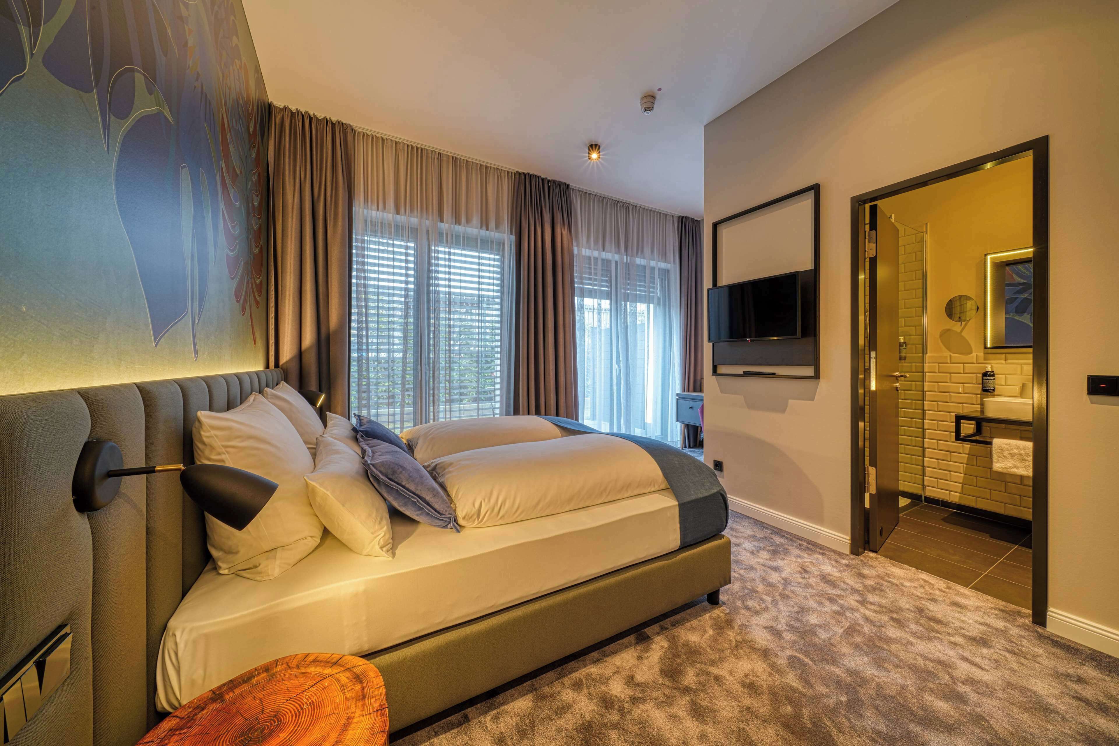 standard room, 1 double bed, accessible | 1 bedroom, in-room safe, desk, soundproofing