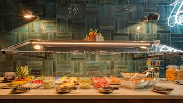 Desayuno buffet (EUR 17.9 por persona)