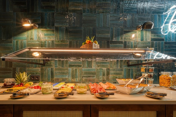 Sarapan bufet setiap hari (EUR 17.9 seorang)