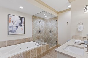 Ensemble baignoire-douche, séchoir à cheveux, serviettes fournies