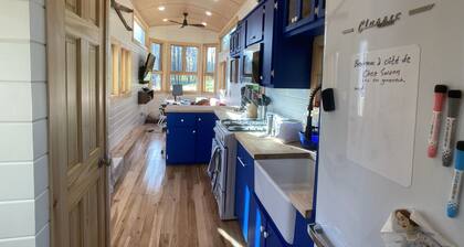 Custom-built Tiny House on forested lot near Quechee
