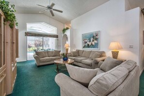 Casa, 4 quartos | Sala de estar | TV