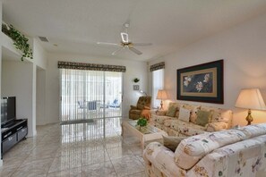 Casa, 3 habitaciones | Sala de estar | Televisión 