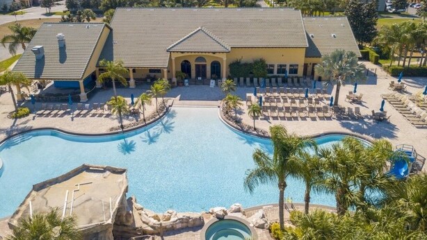 Ein Resort mit großem Pool, einem separaten Whirlpool und einer Liegewiesenanlage mit Sonnenliegen.