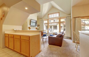 Condo, 4 quartos | Sala de estar | Lareira