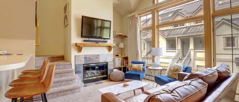 Condo, 4 Bedrooms | Living room | Fireplace