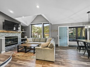 Condo, 2 habitaciones | Área de sala de estar | Chimenea