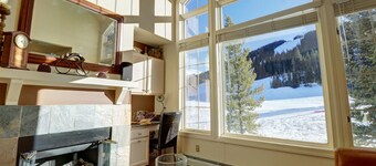 Spacious Slope-side Ski-In Ski-Out Town Home, Private Garage - ER12 by Redawning