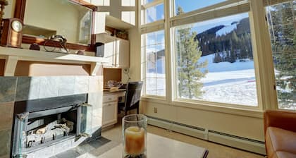 Spacious Slope-side Ski-In Ski-Out Town Home, Private Garage - ER12 by Redawning