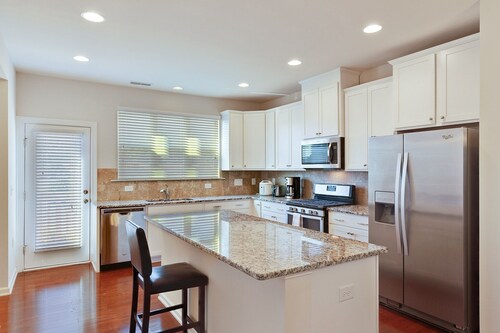 Delightful Pet Friendly Home In Great Location! 4 Bedroom Townhouse by Redawning