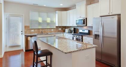 Delightful Pet Friendly Home In Great Location! 4 Bedroom Townhouse by Redawning