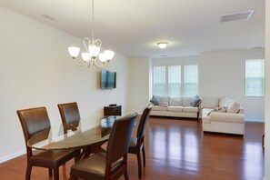 Casa de ciudad, 4 habitaciones | Sala de estar | Servicios de streaming 