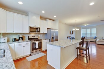 Delightful Pet Friendly Home In Great Location! 4 Bedroom Townho