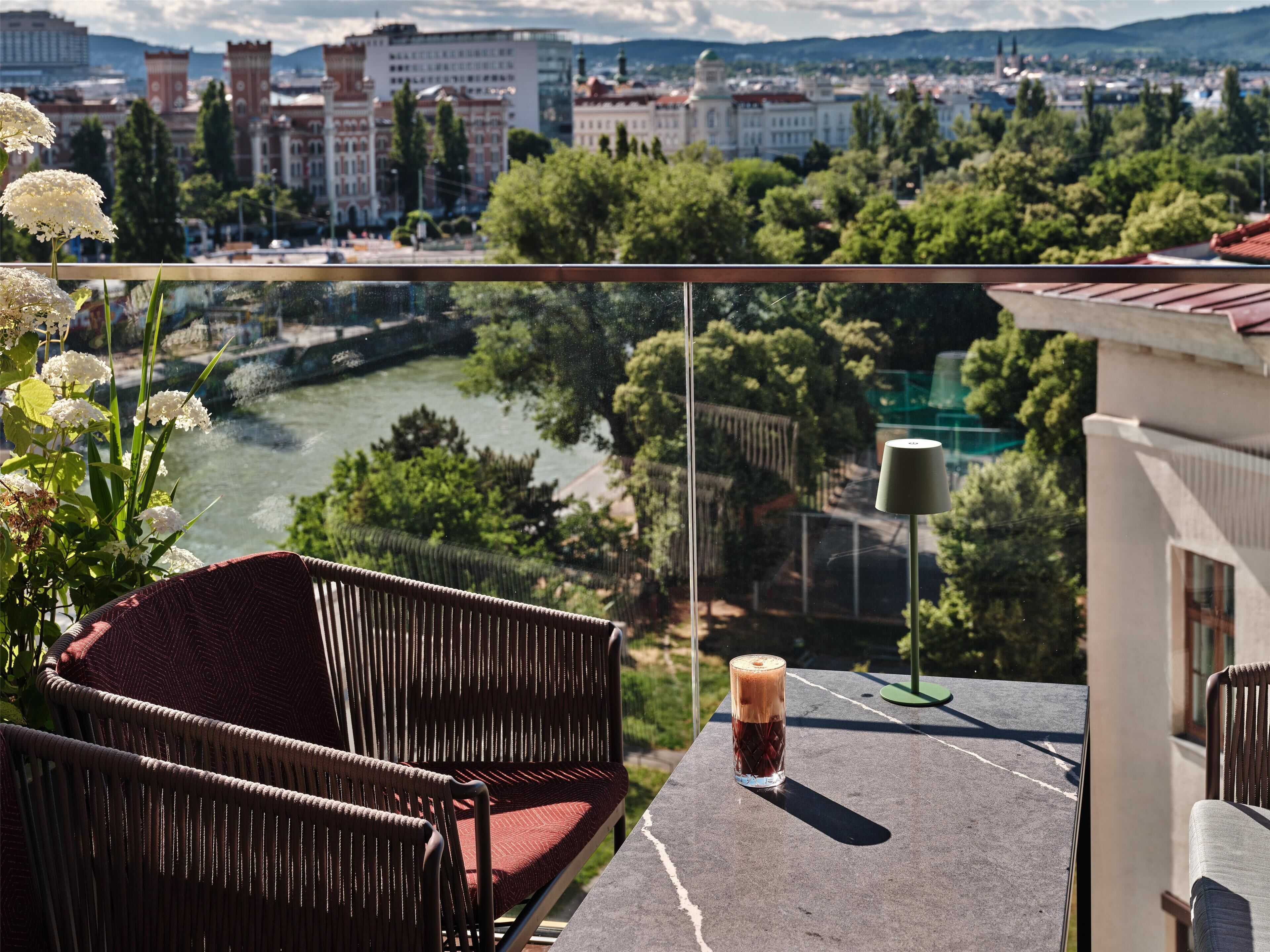 Bar (trong khuôn viên)