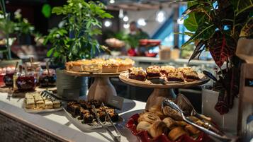 Tägliches Frühstücksbuffet gegen Gebühr