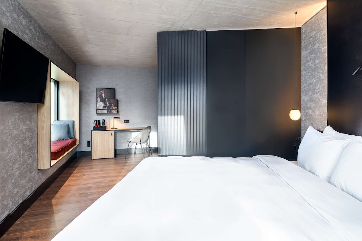 Superior Room | 1 bedroom, in-room safe, desk, laptop workspace