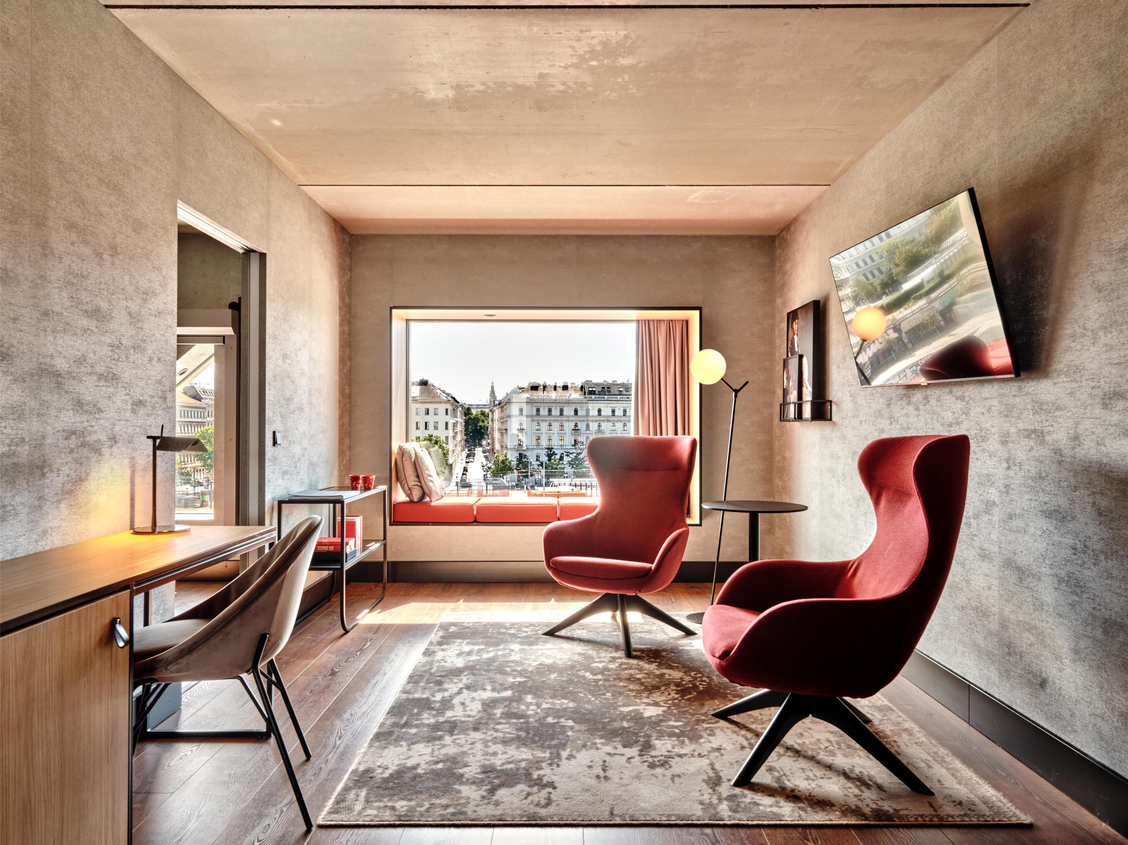 Una cassaforte in camera, una scrivania, postazione laptop