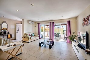 TV, DVD player - Casa Dos Pais - Fabulous house with pool and views (Vale da Parra)