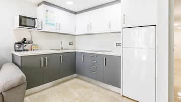 Geladeira, micro-ondas, cafeteira/chaleira, chaleira elétrica